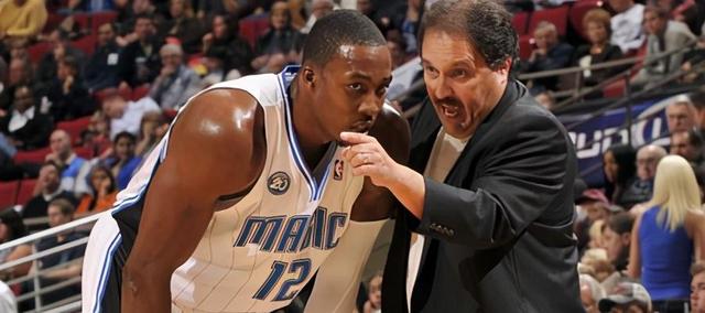 华莱士本场送出4抢断，赛季56次升至联盟最多（华莱士此役贡献4次抢断，赛季累计56次升至联盟第一）