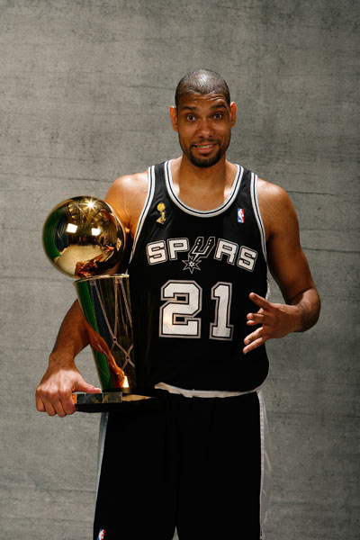 米兰补强后防线时出现新名字：萨索洛的杰伊·伊德泽斯（米兰后防引援现新目标：萨索洛中卫杰伊·伊德泽斯）