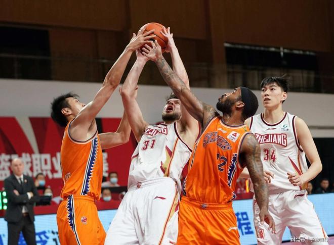 每体：拉波尔塔曾对贝尔纳尔说过，总有一天他会成为巴萨队长（世界体育报：拉波尔塔曾鼓励贝尔纳尔，称其终有一日会戴上巴萨队长袖标）