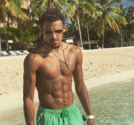 那一脚出去，全场屏住呼吸（这一脚踢出，全场屏息凝神）