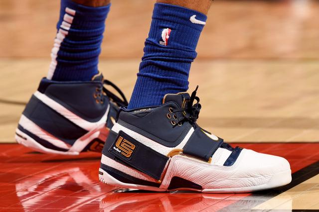 NBA新景象！杨瀚森与扎克·埃迪两位黄皮肤中锋跳球开场（NBA新气象！杨瀚森与扎克·埃迪两位亚裔中锋完成开场跳球）