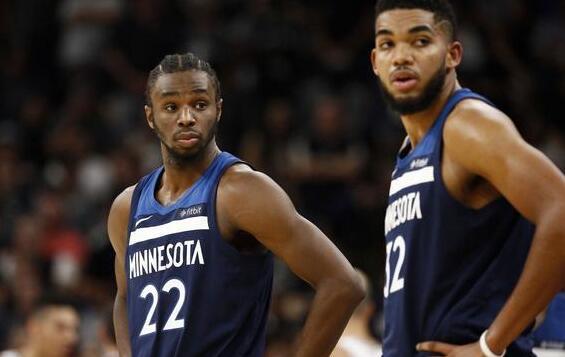 毛彪附体！四川一高校辅导员单刀面对大空门滑倒滚进球网（离谱一幕：四川高校辅导员单刀空门前滑倒，翻滚进球网）