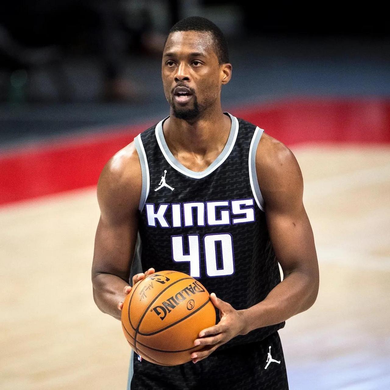 前锋远射破门，比分被重新点燃（锋线远程发炮破门，战局重燃）