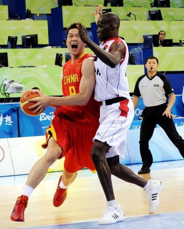 火药味！陶汉林垫脚纪卓违体犯规引刘维伟暴怒 冲到球场内质疑裁判吃T（赛场火药味十足：陶汉林疑似垫脚、纪卓违体，刘维伟怒闯场内质疑判罚被判技犯）