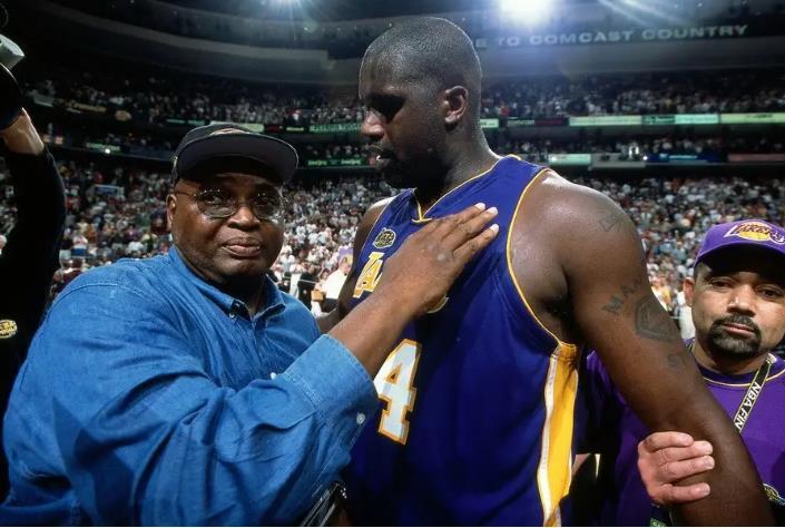 ESPN：曼联重点关注边翼卫引援，并且有7名中场目标（ESPN：曼联引援重心放在边翼卫，同时锁定7位中场人选）