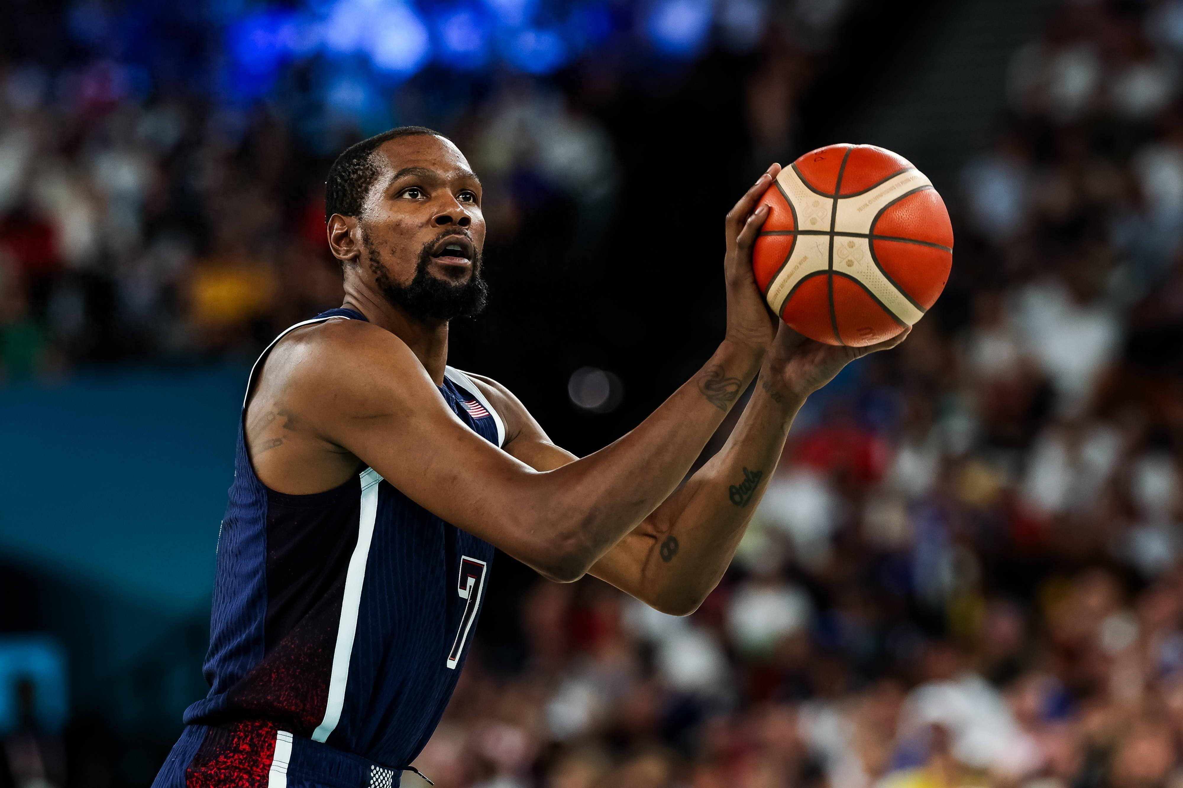 英超半场：西蒙斯传射，里沙利松破门，热刺2-0布伦特福德（英超半场战报：热刺2-0布伦特福德，西蒙斯传射建功，里沙利松破门）