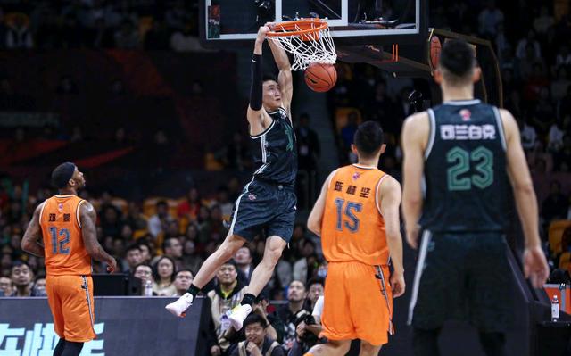 半场：多特0-0汉堡，双方共1次射正，卡帕尔多头球中框（半场战报：多特0-0汉堡，双方仅1次射正，卡帕尔多头球中柱）